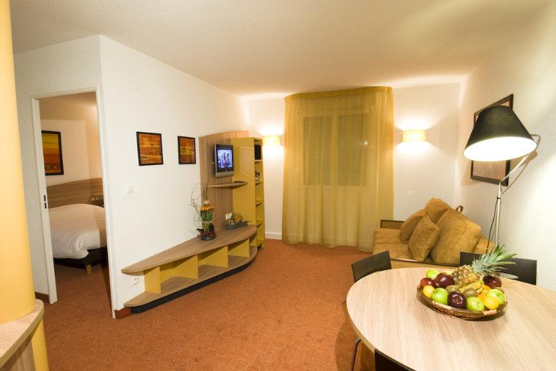 Suite-Home Orleans-Saran Exterior photo